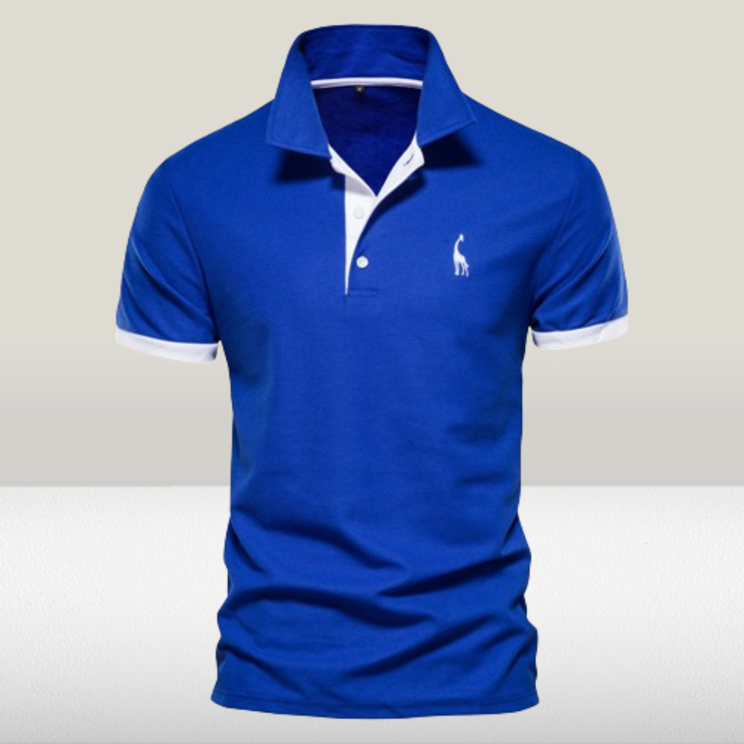 Polo bleu homme avec col blanc contrastant, logo brodé sur la poitrine, manches courtes, style décontracté, mode masculine élégante.