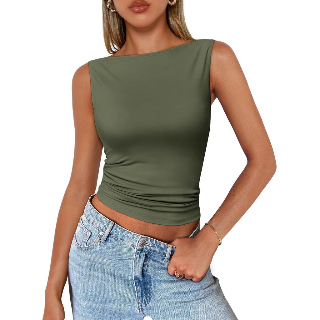 Femme portant un débardeur vert olive sans manches, col bateau, avec un jean décontracté. Mode féminine, style estival, tenue décontractée.