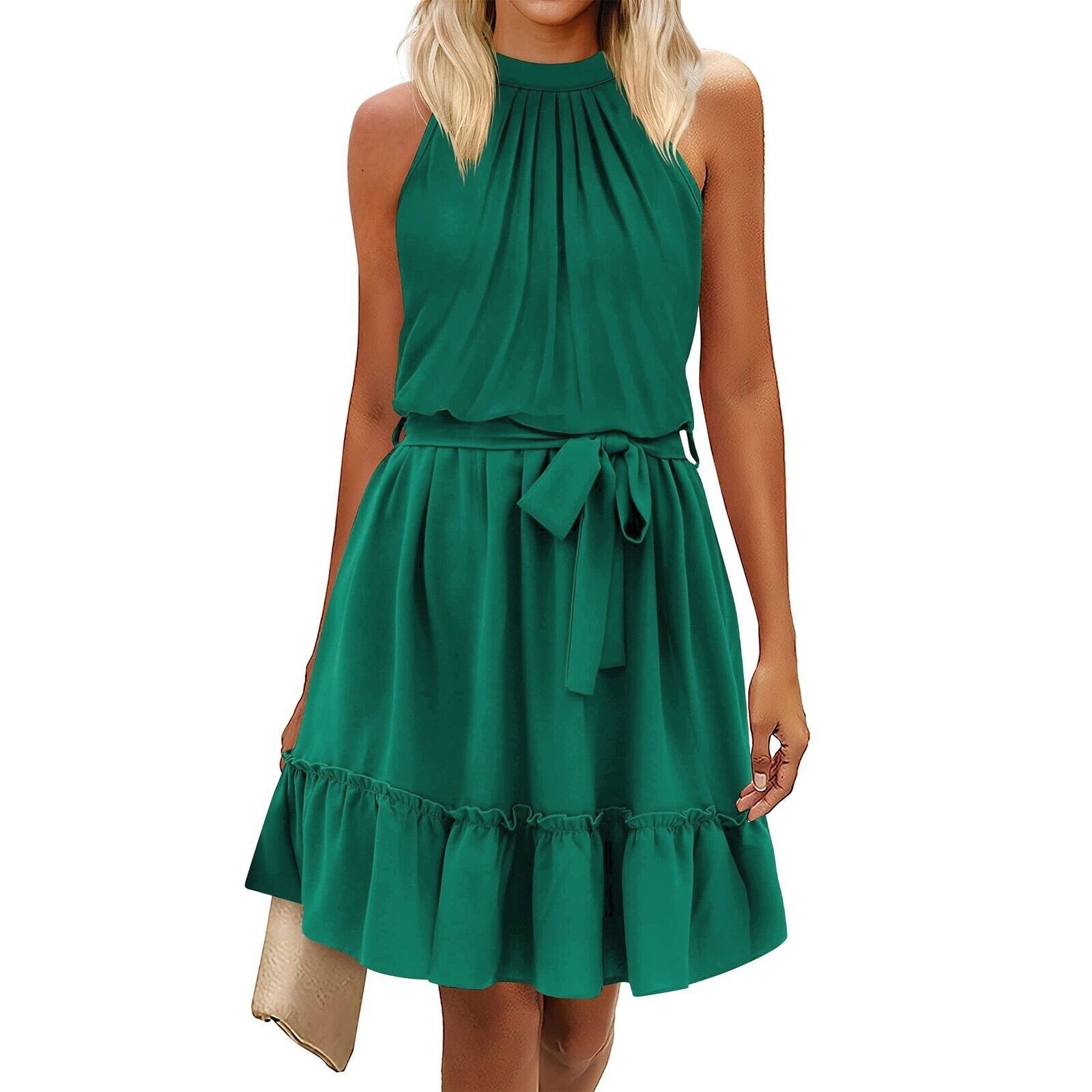 Robe verte sans manches, plissée, avec ceinture nouée, portée par une femme blonde. Mode élégante, tenue d'été chic.