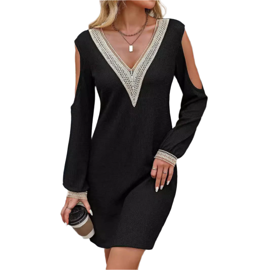 Robe noire élégante avec manches longues et découpes aux épaules, ornée de dentelle blanche au col en V, femme tenant un gobelet de café.