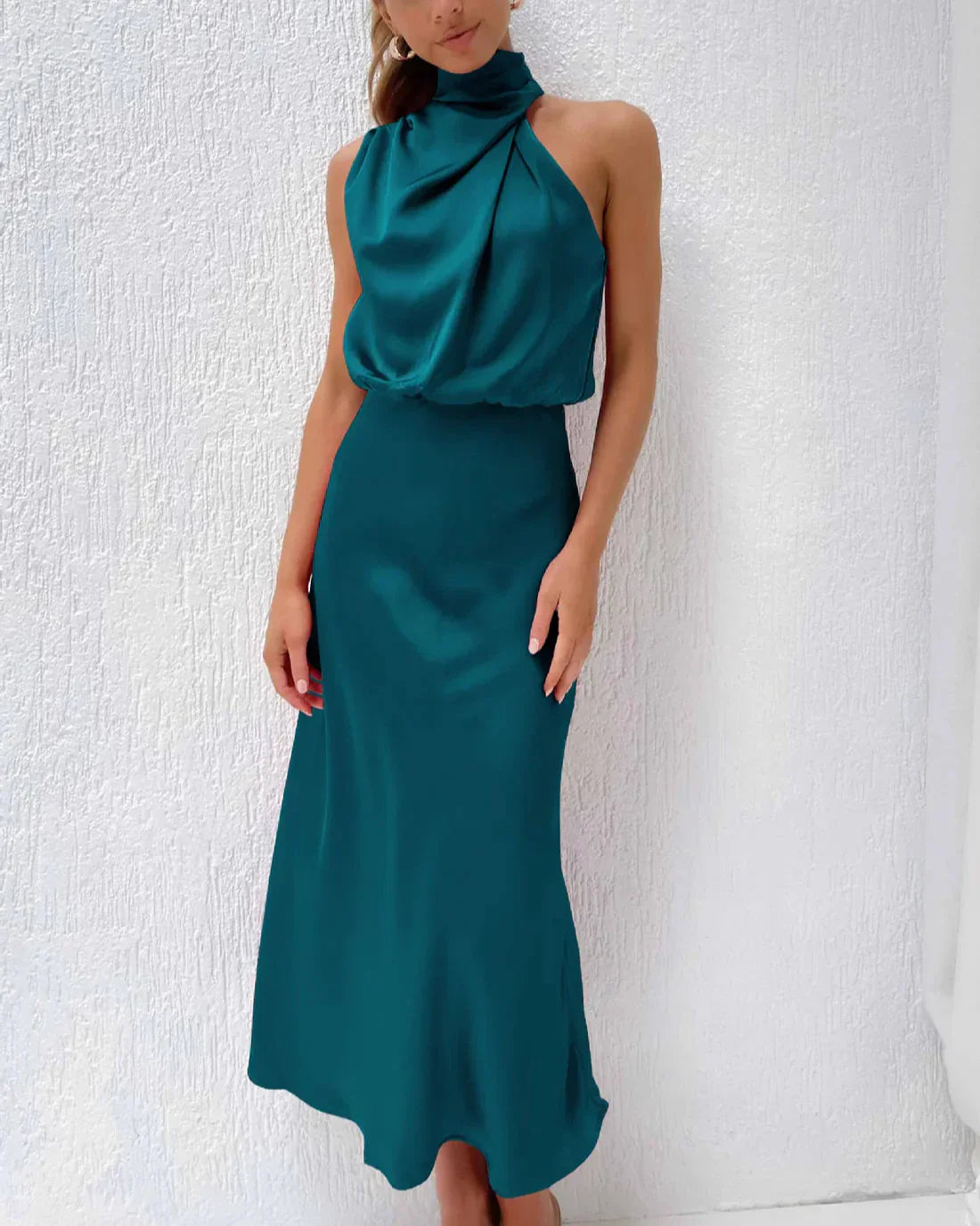 Robe longue en satin vert émeraude, sans manches, col haut drapé, élégante et moderne, idéale pour soirées ou événements formels.