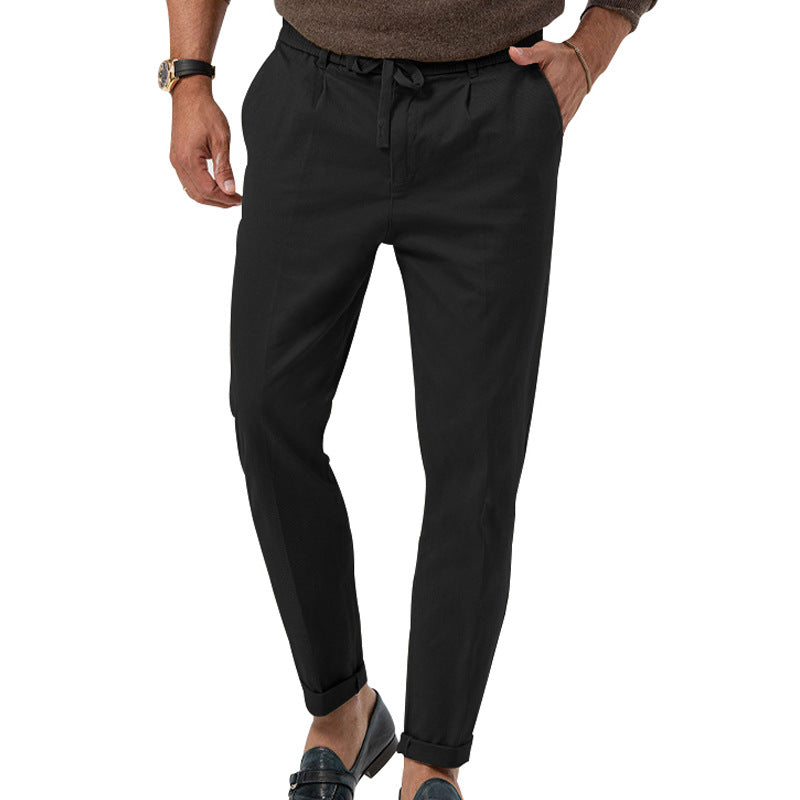 Pantalon noir homme élégant, coupe ajustée, avec ceinture à cordon. Idéal pour un look décontracté ou professionnel. Mode masculine tendance.