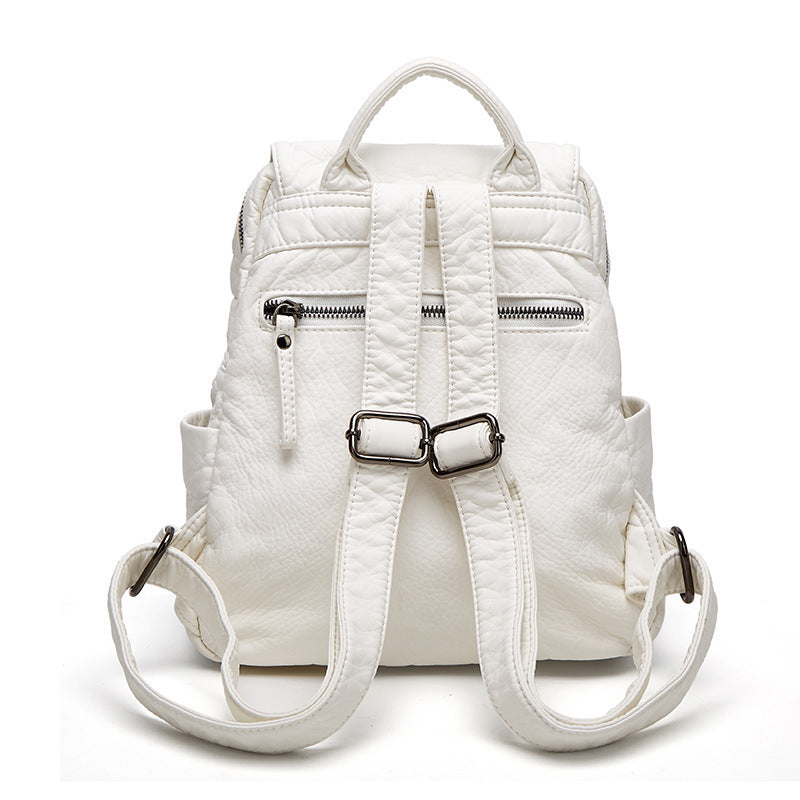 Sac à dos blanc en cuir avec bretelles ajustables, poches zippées et design moderne. Accessoire mode pratique pour femmes, idéal pour le quotidien.