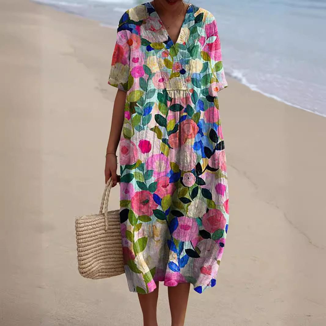 Robe d'été fleurie colorée sur plage, femme tenant un sac en osier. Mode plage, style décontracté, vêtements légers pour vacances en bord de mer.