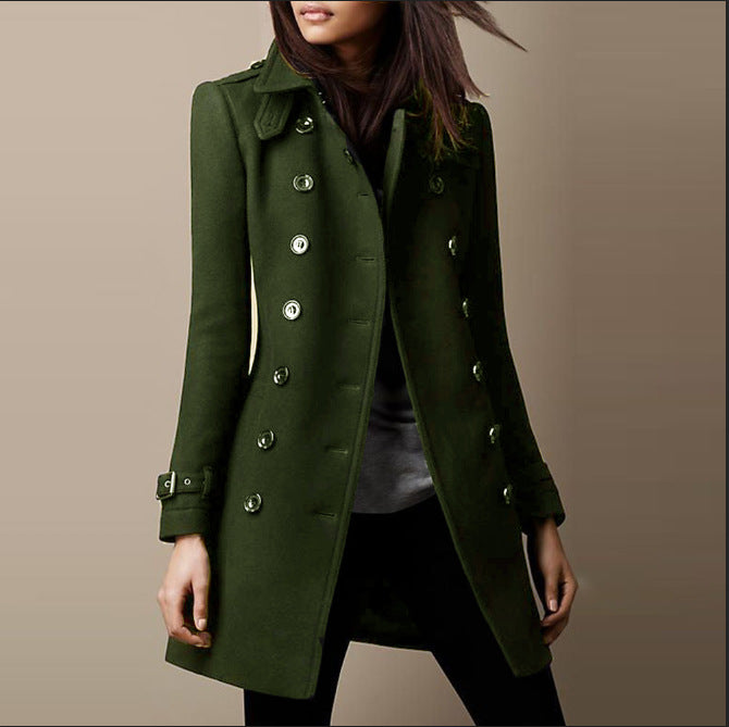Femme portant un manteau vert kaki élégant à double boutonnage, style trench-coat, mode automne-hiver, tendance vestimentaire féminine.