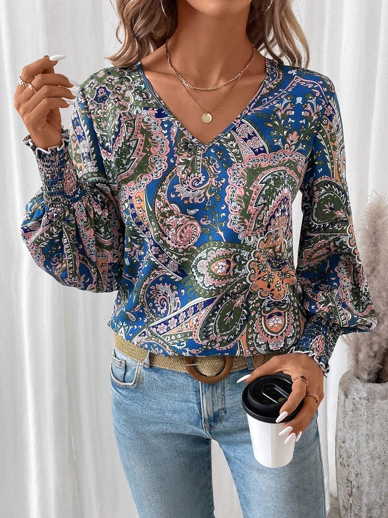 Blusa estampada para mujer con cuello en V: camisa elegante y cómoda con mangas farol.
