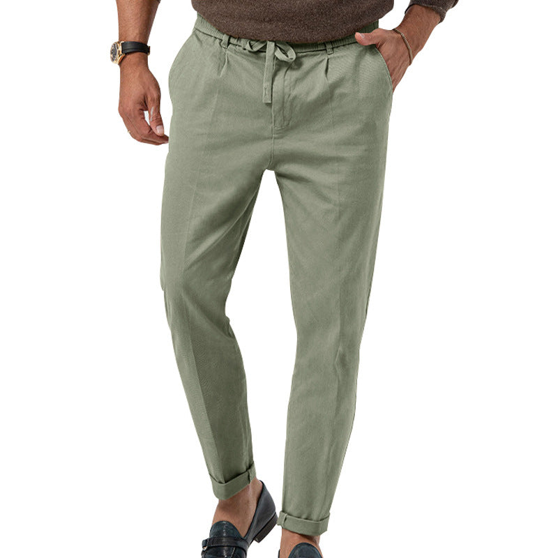 Pantalon vert kaki pour homme, coupe décontractée, avec cordon de serrage à la taille, ourlets retroussés, style moderne et élégant.