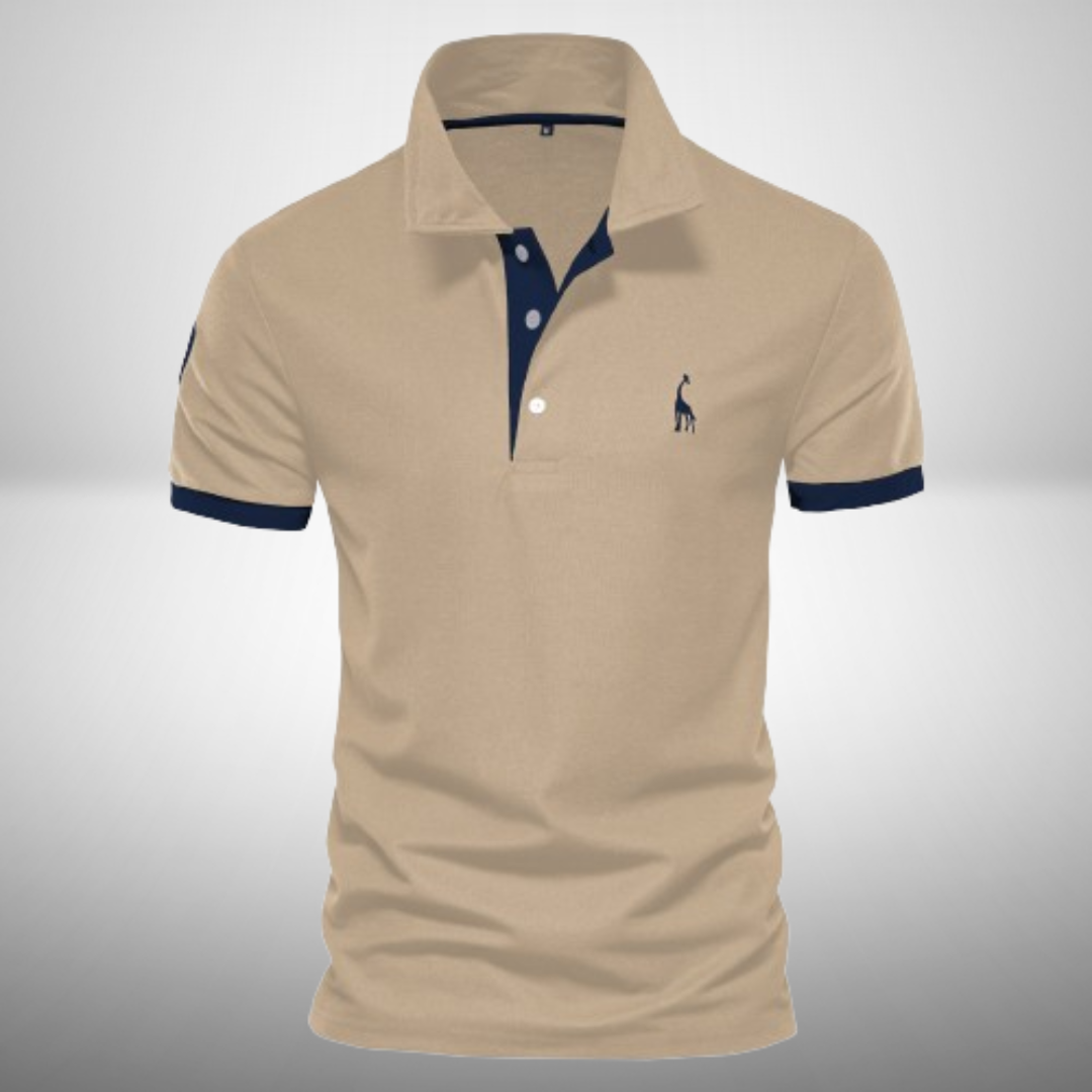 Polo beige pour homme avec col et manches contrastés bleu marine, logo brodé sur la poitrine, style décontracté et élégant, mode masculine tendance.