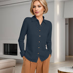 Femme élégante portant une chemise bleu marine et un pantalon beige dans un salon moderne. Mode féminine, tenue chic, style contemporain.