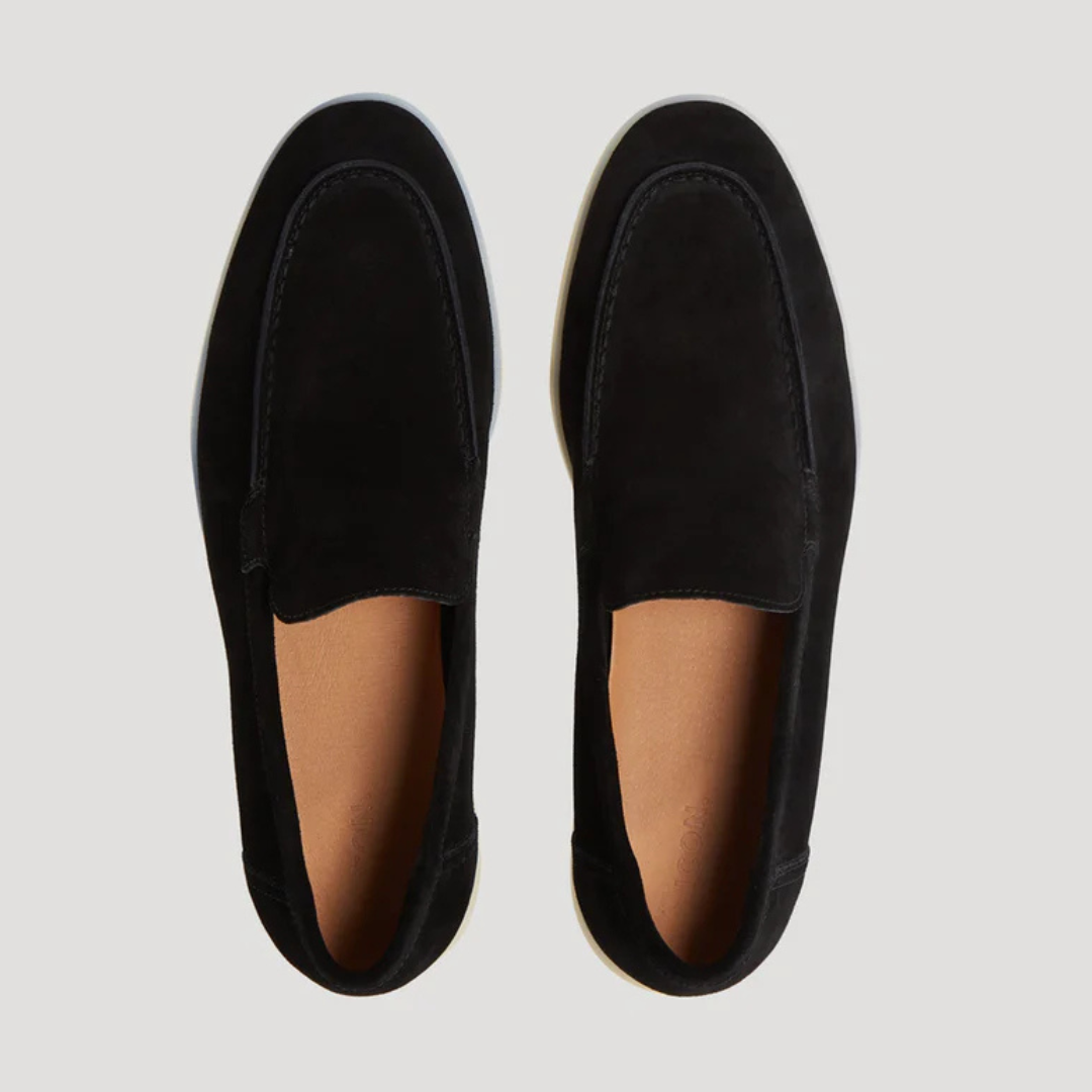 Mocassins en daim noir pour homme, vue de dessus, semelle intérieure beige, style élégant et moderne, chaussures décontractées et confortables.