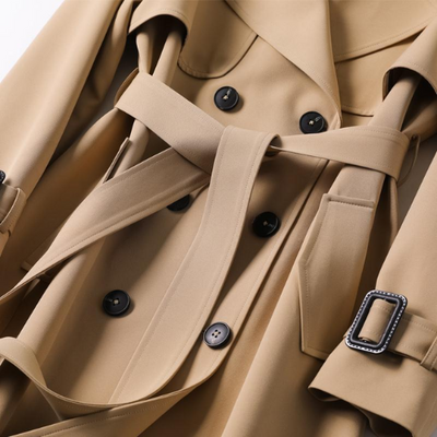 Gabardina larga con cinturón: un imprescindible con estilo para otoño y primavera. 