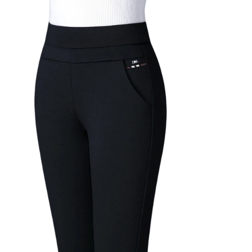 Pantalon noir femme taille haute, coupe ajustée, avec poches latérales, idéal pour mode élégante et confort quotidien.