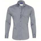 Chemise homme grise élégante à manches longues, col classique, boutons noirs, idéale pour tenue formelle ou décontractée. Mode masculine tendance.