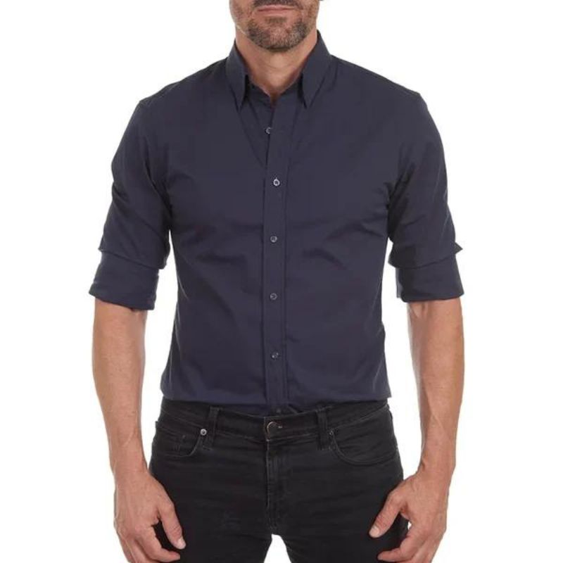 Homme portant une chemise bleu marine à manches retroussées et un jean noir. Mode masculine élégante, tenue décontractée chic.