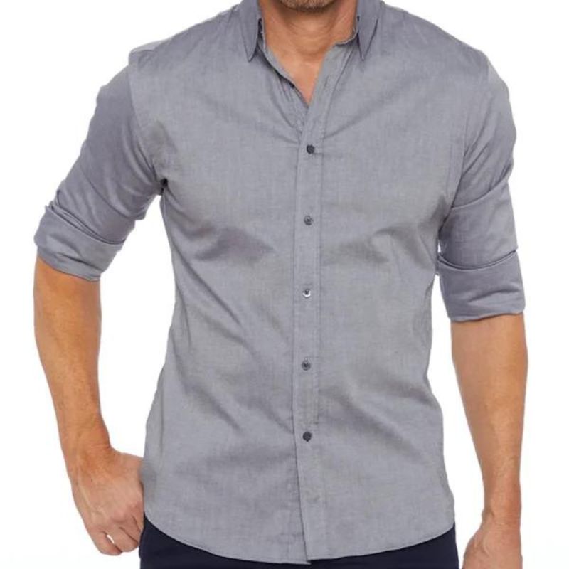 Chemise grise pour homme à manches longues retroussées, col classique, tissu léger. Mode masculine élégante, tenue décontractée chic.