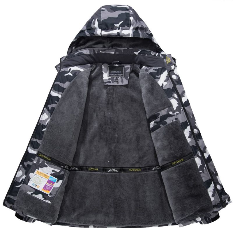 Veste camouflage homme avec capuche, doublure en polaire grise, étiquette intérieure, idéale pour l'hiver et les activités extérieures.