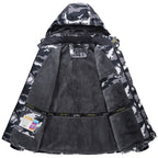 Veste camouflage homme avec capuche, doublure en polaire grise, étiquette intérieure, idéale pour l'hiver et les activités extérieures.