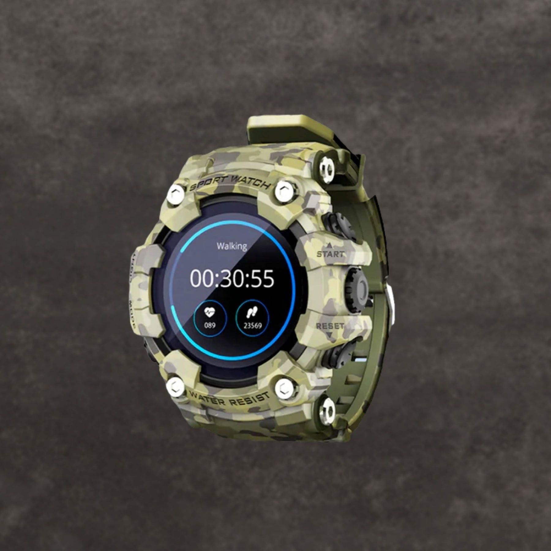 Montre connectée camouflage militaire, écran affichant temps de marche et calories brûlées, sur fond gris. Accessoire sportif résistant à l'eau.