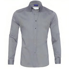 Chemise homme grise élégante à manches longues, col classique, boutons noirs, idéale pour tenue formelle ou bureau. Mode masculine chic.