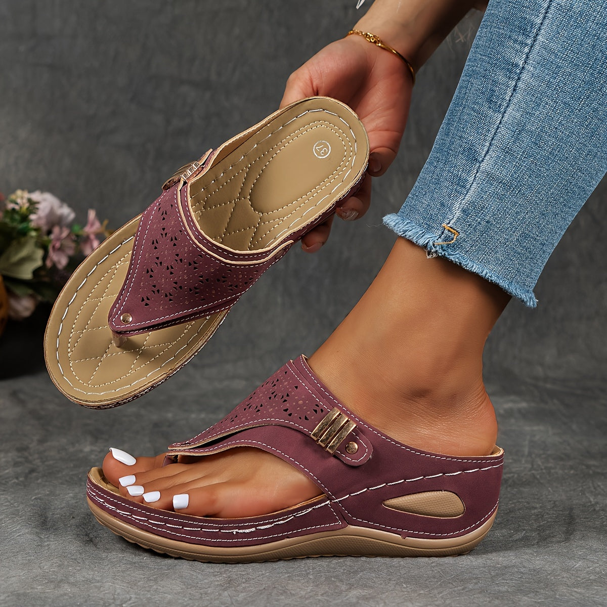 Sandales pour femmes en cuir violet avec semelle rembourrée, portées avec un jean déchiré. Chaussures confortables et élégantes pour l'été.