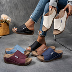 Sandales compensées en cuir pour femmes, disponibles en plusieurs couleurs : noir, blanc, bleu, marron, bordeaux. Mode décontractée, confort estival.