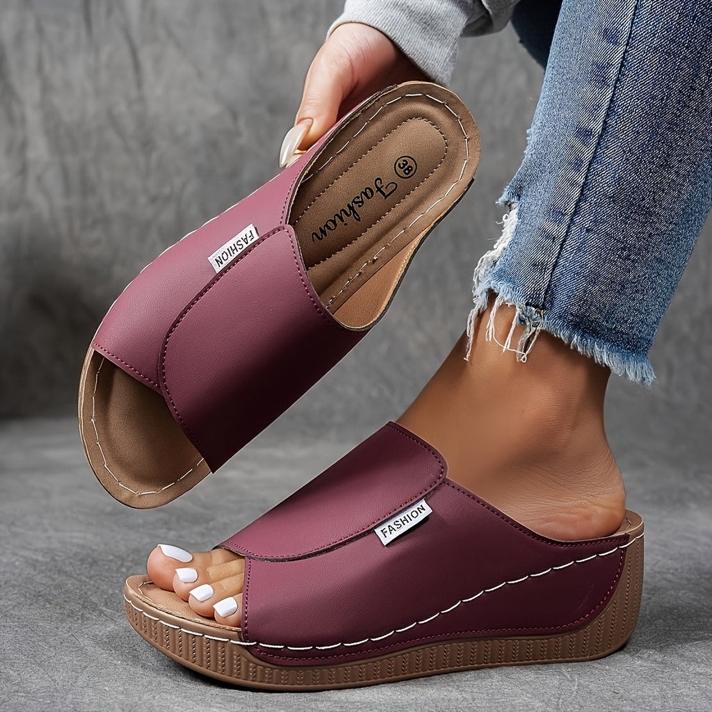 Sandales compensées bordeaux pour femme, design moderne, confortables, portées avec un jean décontracté. Mode estivale, tendance chaussures 2023.
