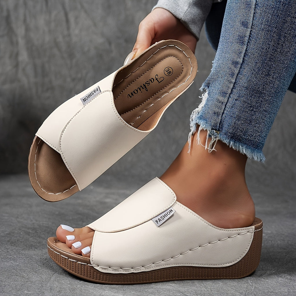 Sandales compensées blanches pour femme, design moderne, portées avec un jean déchiré. Chaussures d'été tendance, confortables et élégantes.