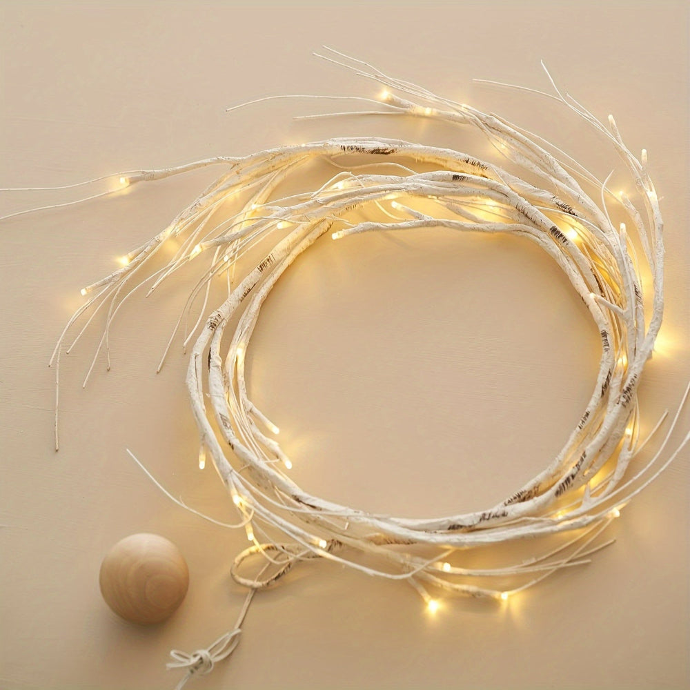 Guirlande lumineuse LED enroulée sur des branches blanches, posée sur une surface beige, avec une boule en bois. Décoration intérieure moderne et élégante.