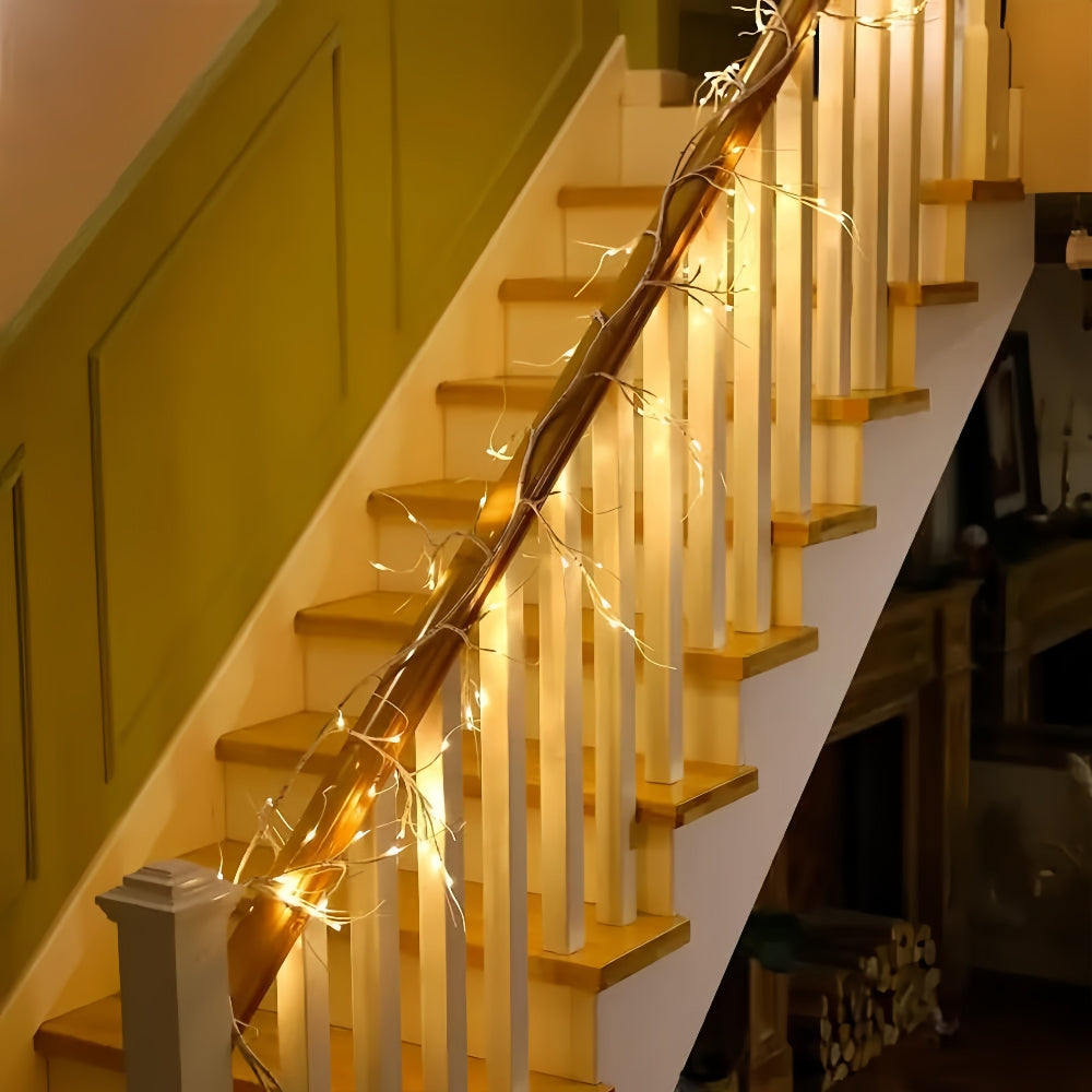 Escalier en bois décoré de guirlandes lumineuses LED, ambiance chaleureuse et festive, intérieur maison, décoration de Noël élégante.