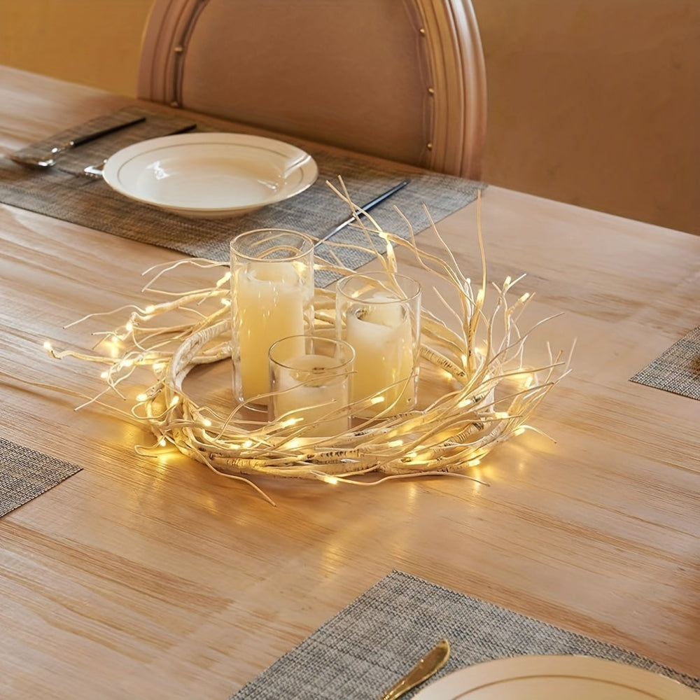 Bougies blanches dans des verres entourées de guirlandes lumineuses LED sur une table en bois, créant une ambiance chaleureuse et élégante pour un dîner.