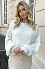 Oversized striktrøje til kvinder med rund hals og ballonærmer