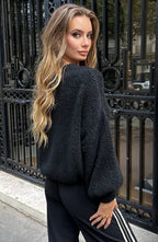 Oversized striktrøje til kvinder med rund hals og ballonærmer