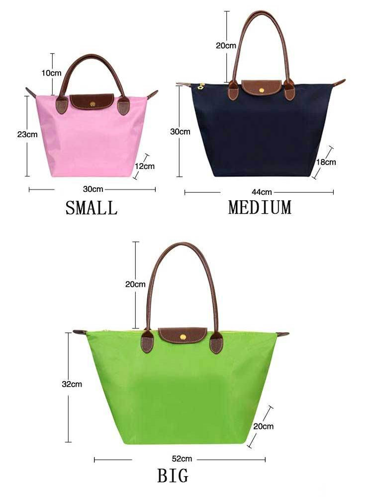 Trois sacs à main en toile de tailles différentes : petit rose, moyen bleu, grand vert, avec poignées marron et dimensions indiquées.