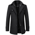 Manteau homme noir élégant en laine, col montant, boutons classiques, poches latérales, style hiver chic, mode masculine, vêtement chaud.