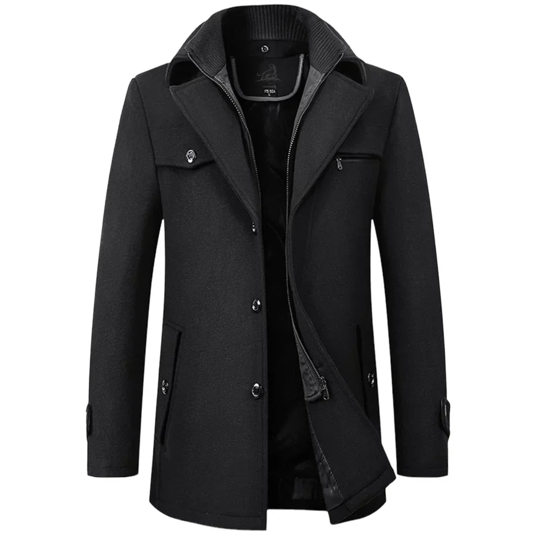 Manteau homme noir élégant en laine, col montant, boutons classiques, poches latérales, style hiver chic, mode masculine, vêtement chaud.