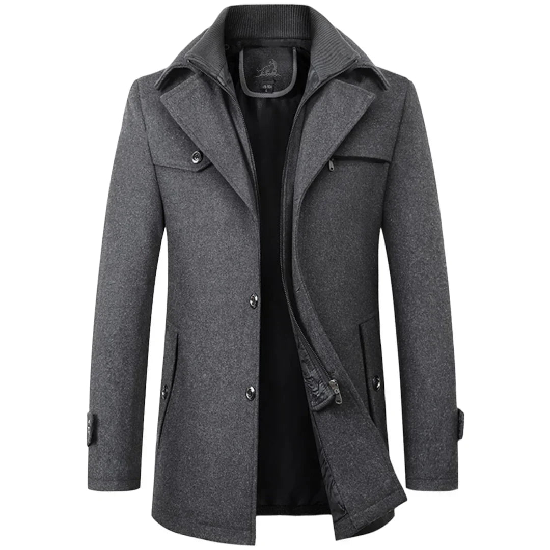 Manteau homme gris élégant en laine, col montant, boutons noirs, poches latérales, style classique, idéal pour l'hiver et les occasions formelles.