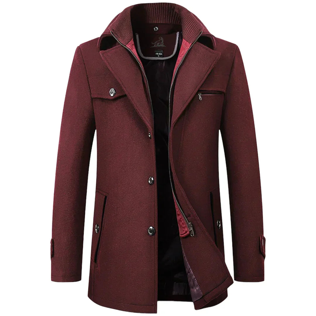 Manteau homme élégant bordeaux, col montant, boutons et poches, style automne-hiver. Veste chaude et chic pour mode masculine.