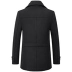 Manteau homme noir élégant, coupe ajustée, col rabattu, manches longues, style classique. Vêtement d'hiver chaud et tendance.