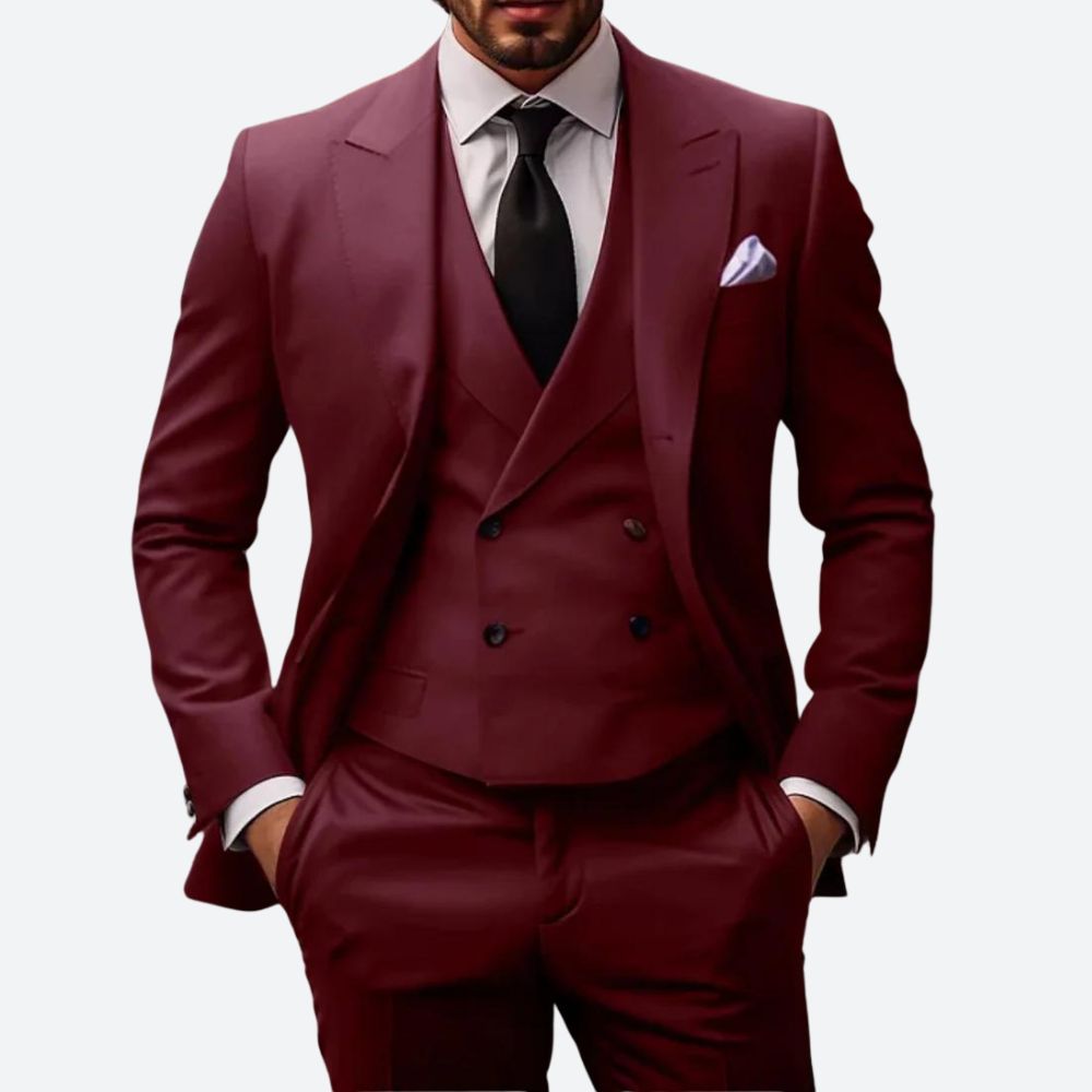 Costume trois pièces bordeaux élégant pour homme, avec cravate noire et pochette blanche. Mode masculine, tenue formelle, style sophistiqué.
