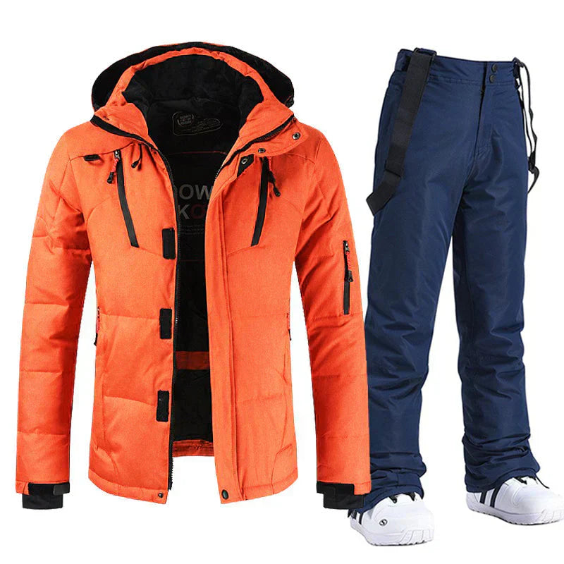 Veste de ski orange avec capuche et pantalon de ski bleu, conçus pour le sport d'hiver. Ensemble imperméable et isolant pour homme.