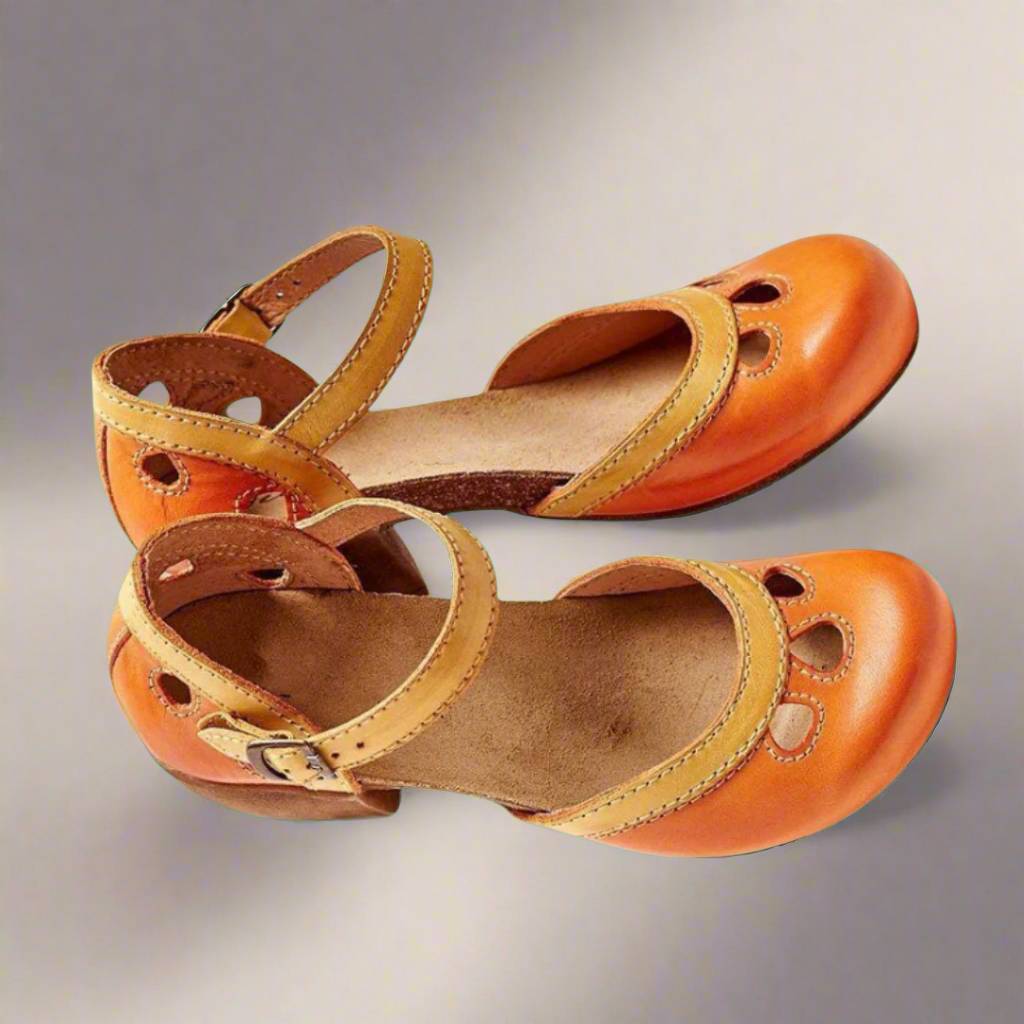 Chaussures en cuir orange pour enfants avec brides et découpes décoratives, semelle intérieure confortable, style rétro.