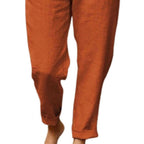 Pantalon en lin marron pour femme, coupe décontractée, ourlet retroussé, style estival, mode éthique, confort et élégance.