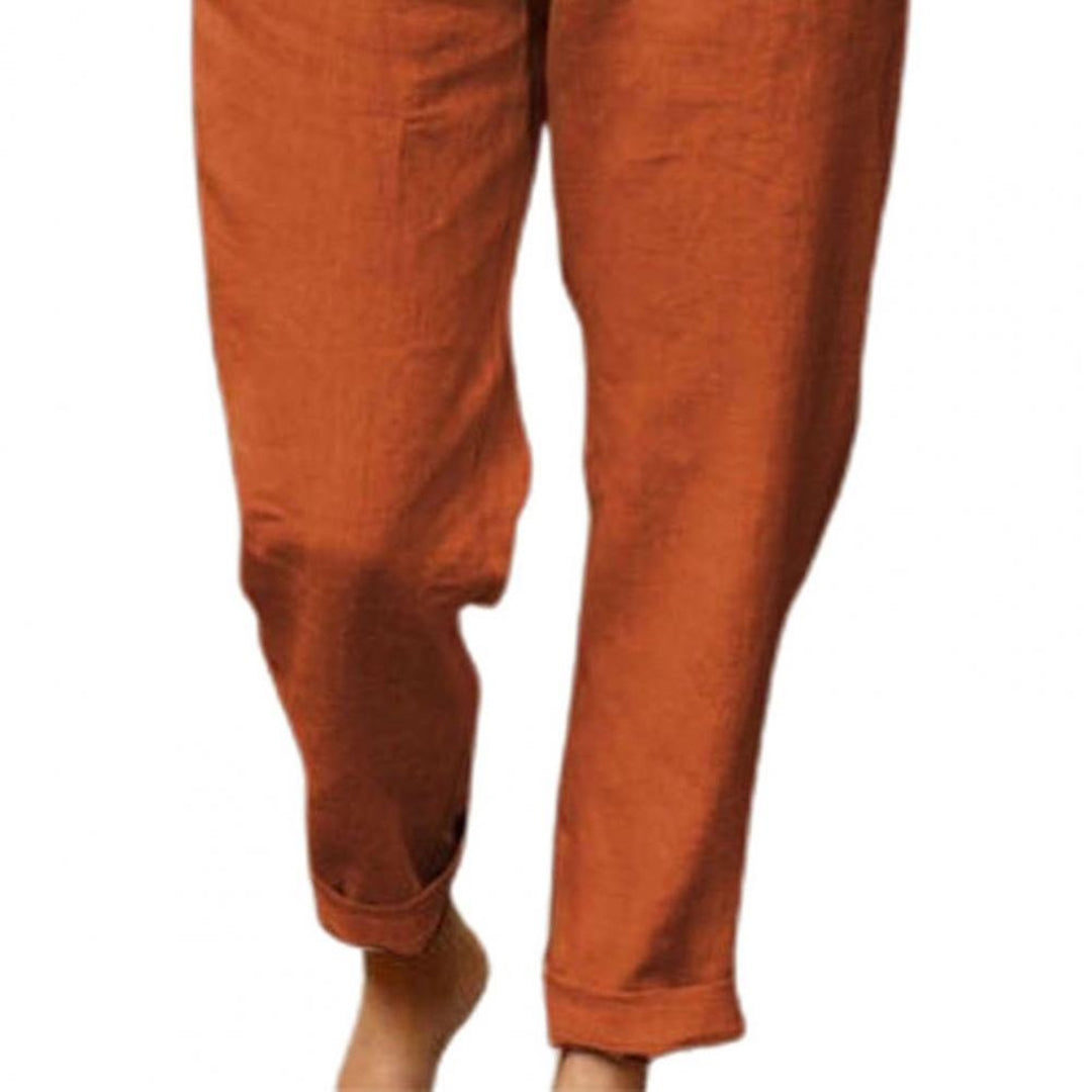 Pantalon en lin marron pour femme, coupe décontractée, ourlet retroussé, style estival, mode éthique, confort et élégance.