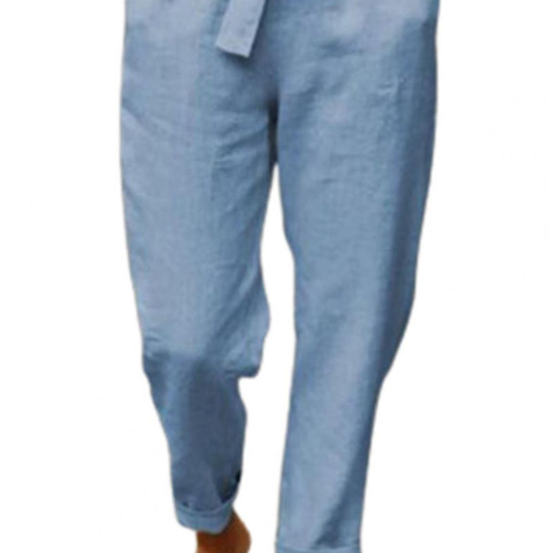 Pantalon en lin bleu clair pour homme, coupe décontractée, idéal pour l'été. Mode masculine, confort, style estival.