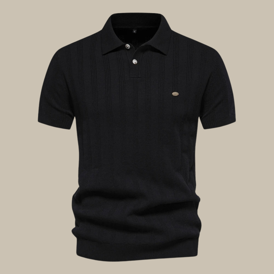 Polo noir élégant en maille, manches courtes, col boutonné, motif texturé, idéal pour un look chic et décontracté. Mode homme tendance.