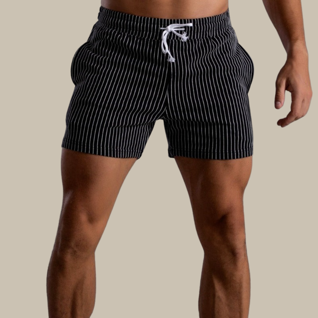 Short de bain rayé noir et blanc pour homme, taille élastique avec cordon, style moderne et tendance, idéal pour la plage ou la piscine.