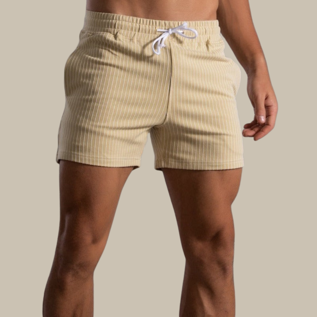 Short de bain rayé beige pour homme avec cordon de serrage blanc, style moderne et confortable, idéal pour la plage et les activités estivales.