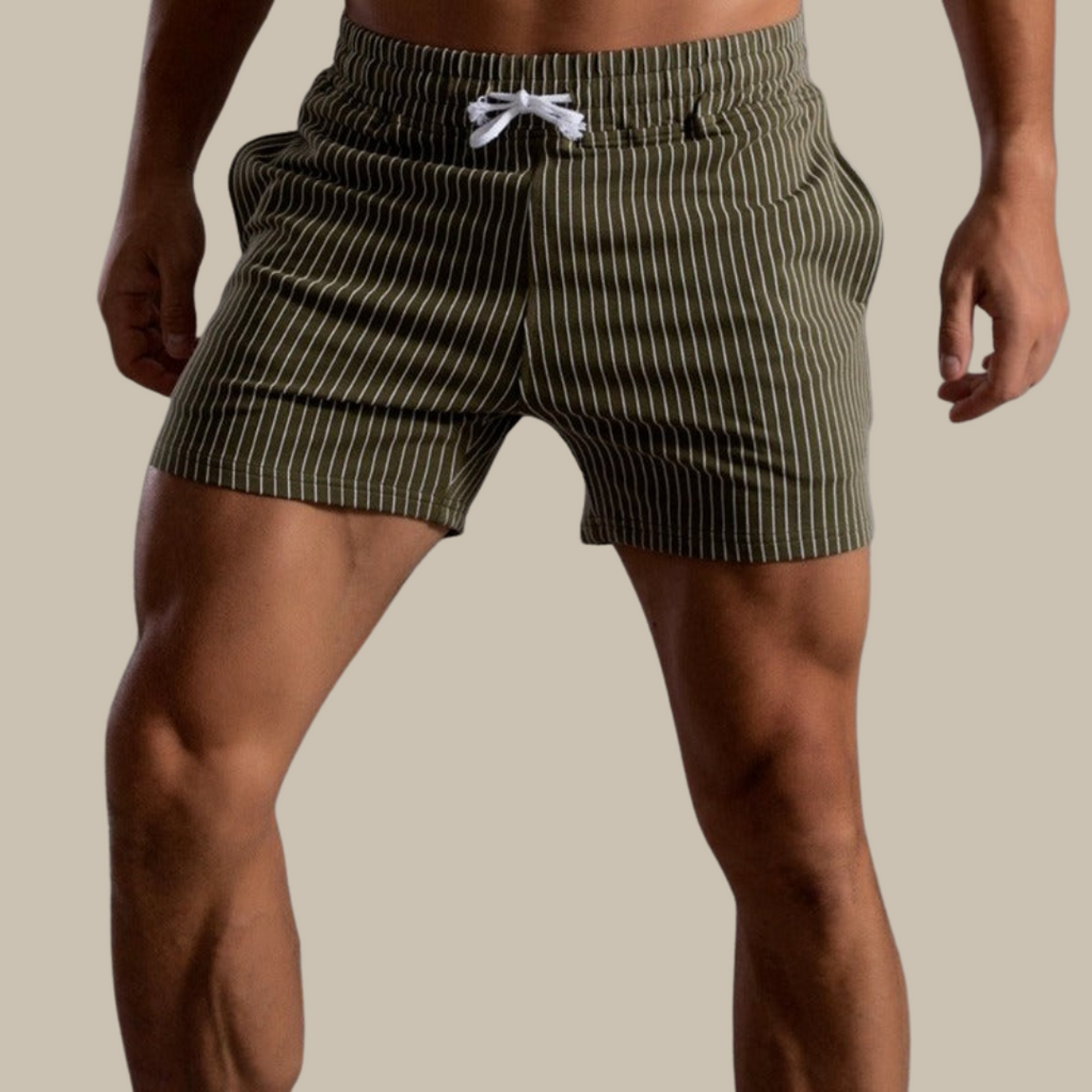 Short de bain rayé vert olive pour homme, taille élastique avec cordon blanc, style moderne et confortable, idéal pour la plage et la piscine.
