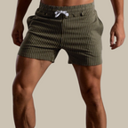 Short de bain rayé vert olive pour homme, taille élastique avec cordon blanc, style moderne et confortable, idéal pour la plage et la piscine.