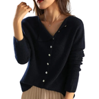 Femme portant un pull en laine bleu marine avec boutons, col en V, manches longues, jupe beige. Mode élégante automne-hiver, style décontracté.